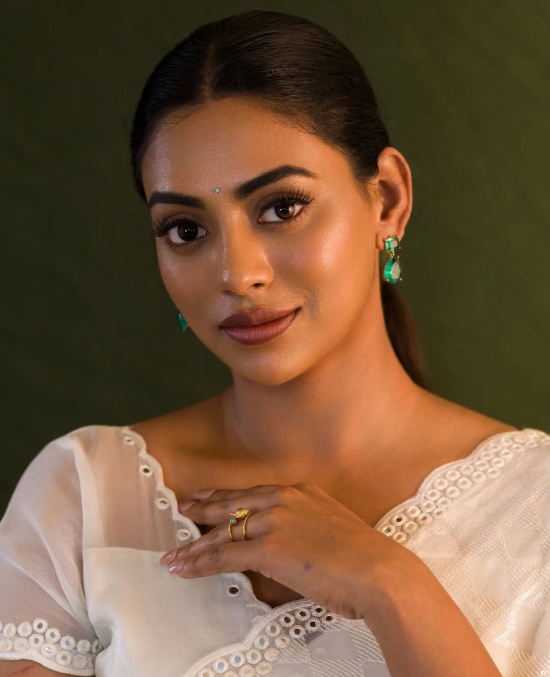 Kamakshi Bhaskarla Stunning Looks in White Saree