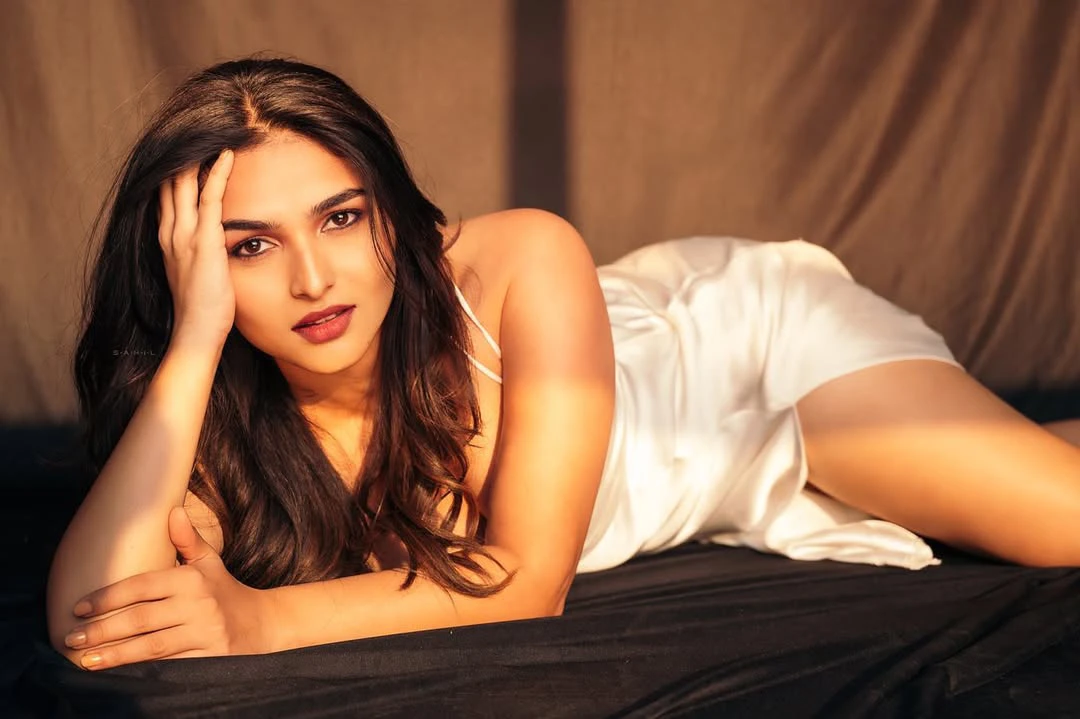 Kayadu Lohar Sizzling Photos