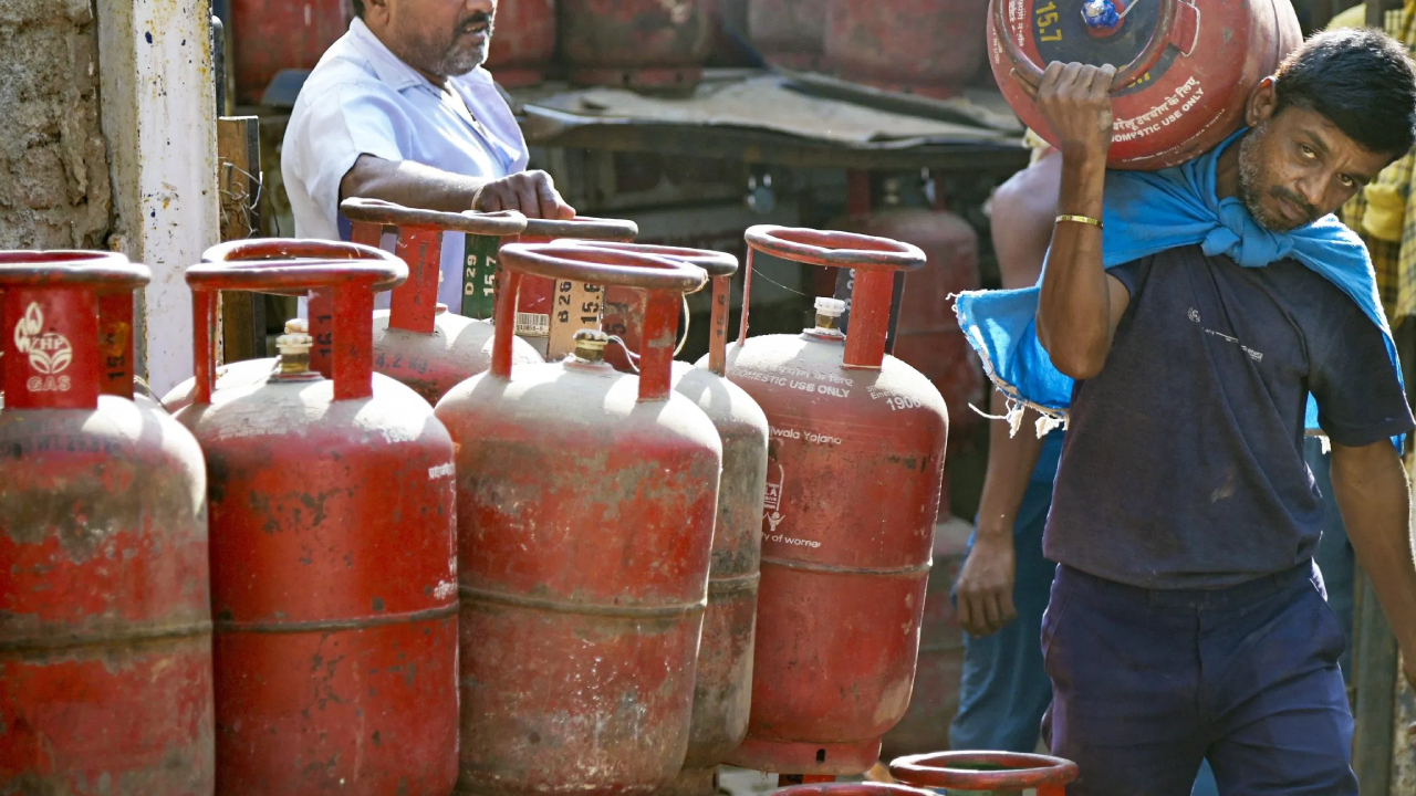LPG Gas cylinder Booking : బుక్ చేసినా గ్యాస్ సిలిండర్ డెలివరీ కాలేదా..? ఆలస్యం అవుతుందా.. వెంటనే ఇలా చేయండి.. మీ సమస్యకు సింపుల్ సొల్యూషన్