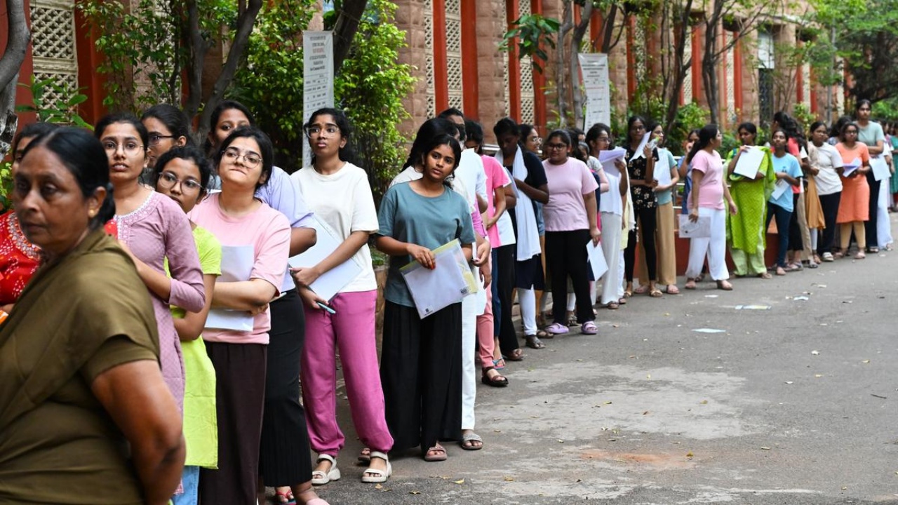 NEET UG 2026 Guidelines : నీట్ పరీక్షకు వెళ్లే విద్యార్థులకు అలర్ట్.. ఈ రూల్స్ పాటించకపోతే ఎగ్జామ్ సెంటర్ లోకి అనుమతించరు.. జాగ్రత్త