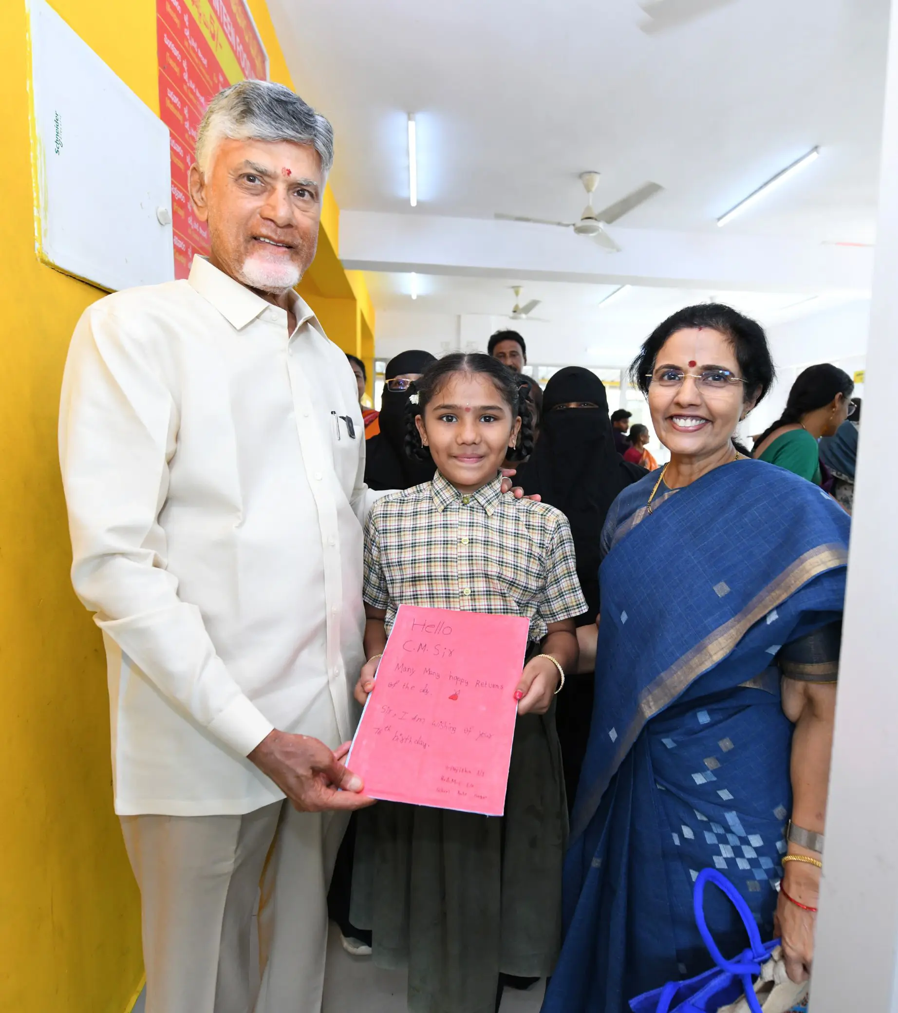 CM Nara Chandrababu Naidu Celebrates Birthday in Anna Canteen