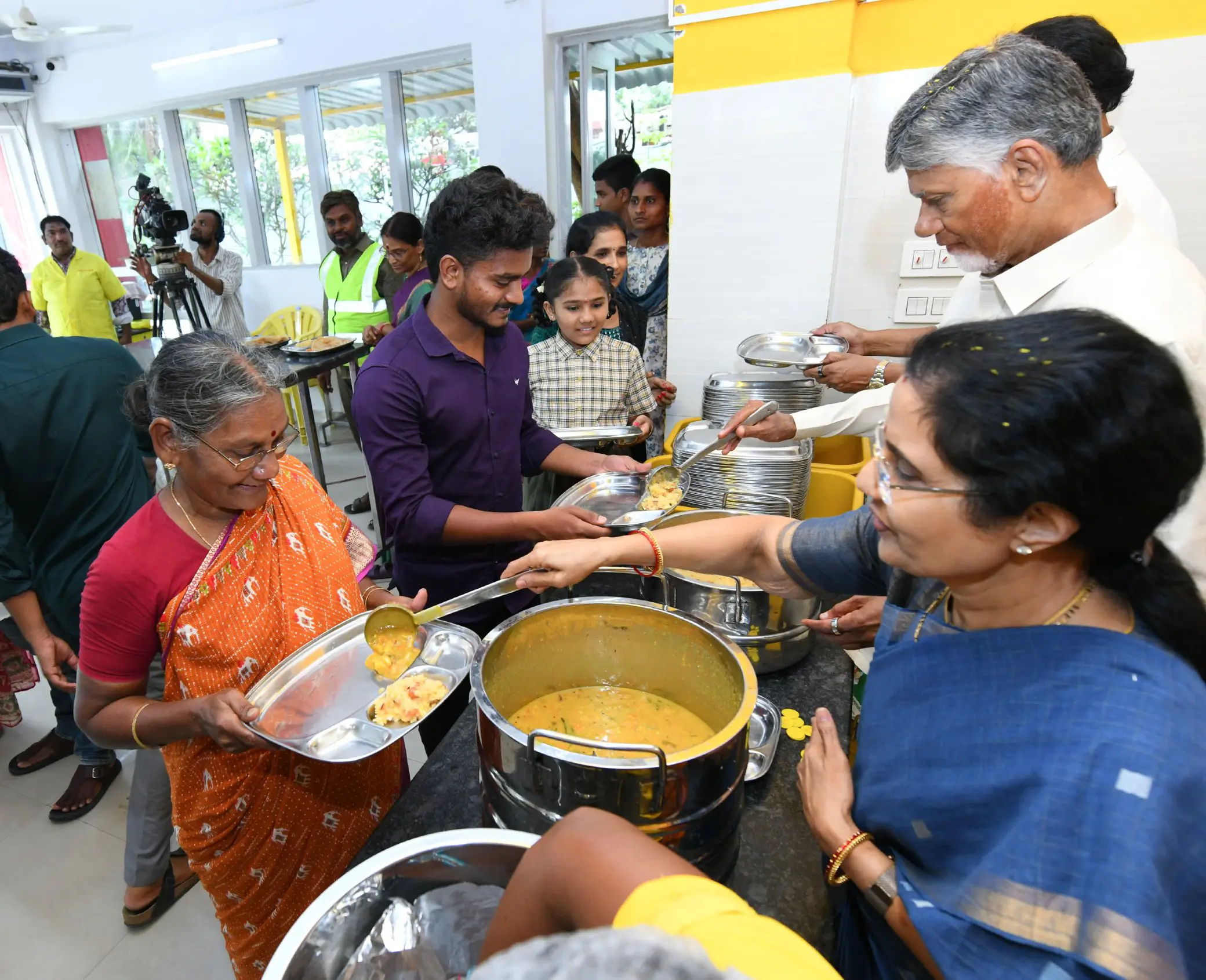 CM Nara Chandrababu Naidu Celebrates Birthday in Anna Canteen