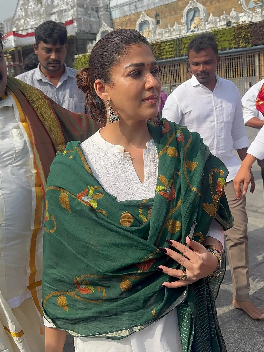 Nayanthara and vignesh shivan at tirumala