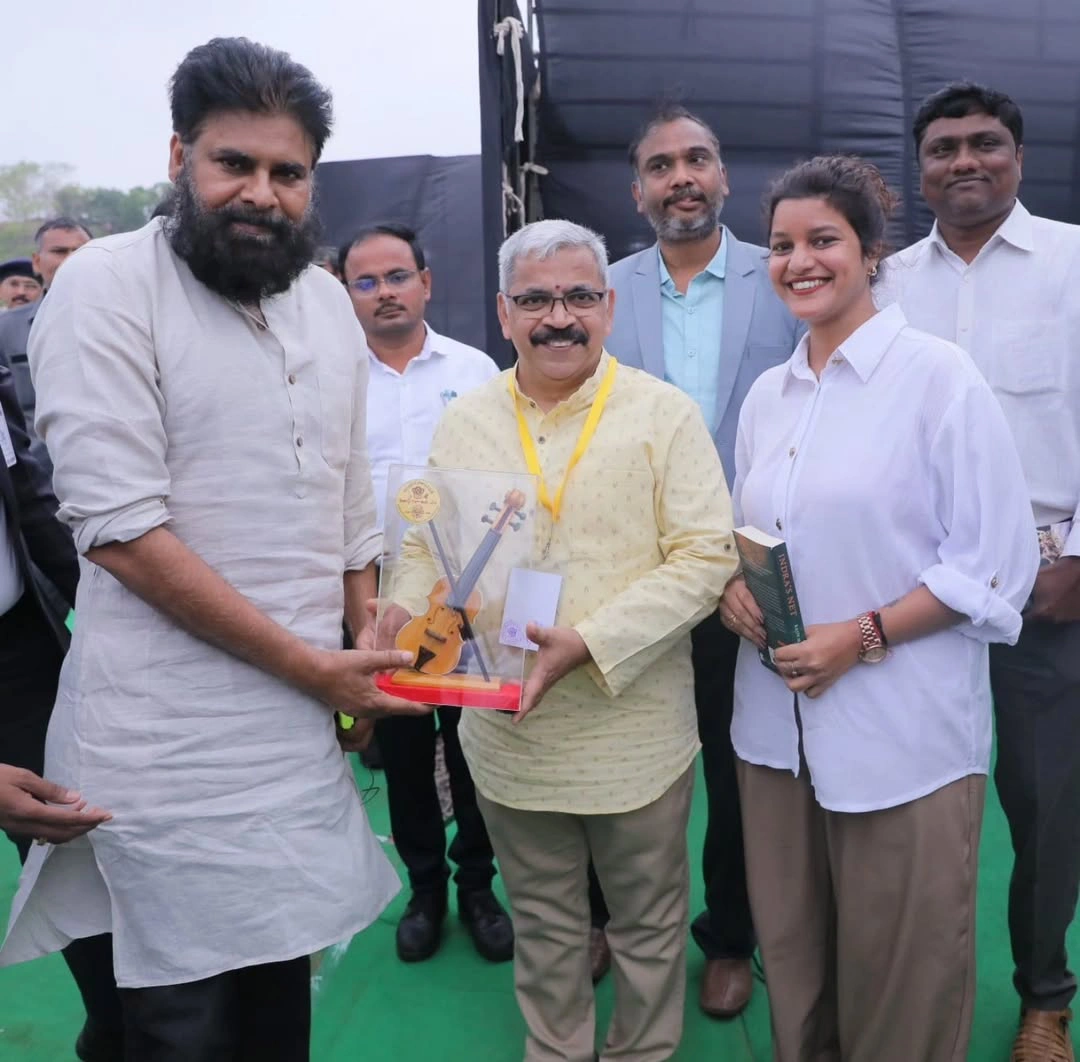 Pawan Kalyan Attends Vizag Andhra University Cultural Fest