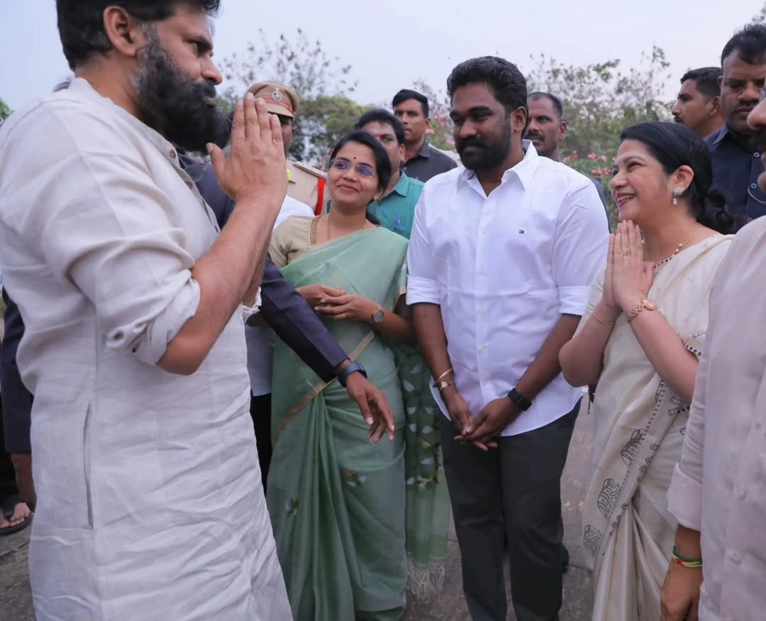 Pawan Kalyan Attends Vizag Andhra University Cultural Fest