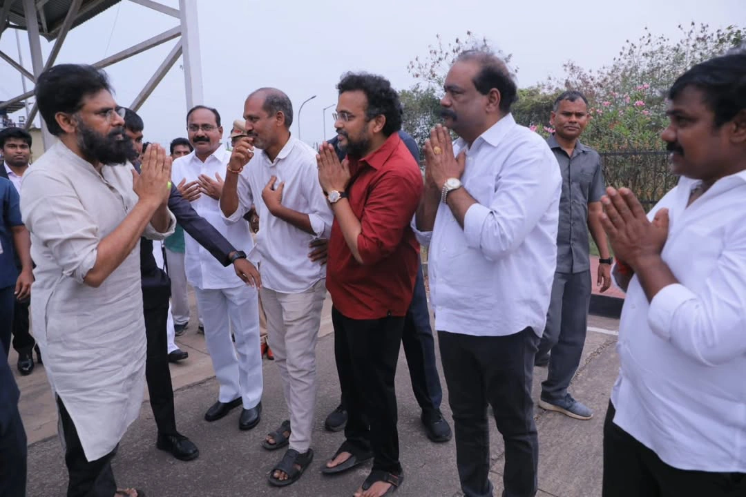 Pawan Kalyan Attends Vizag Andhra University Cultural Fest