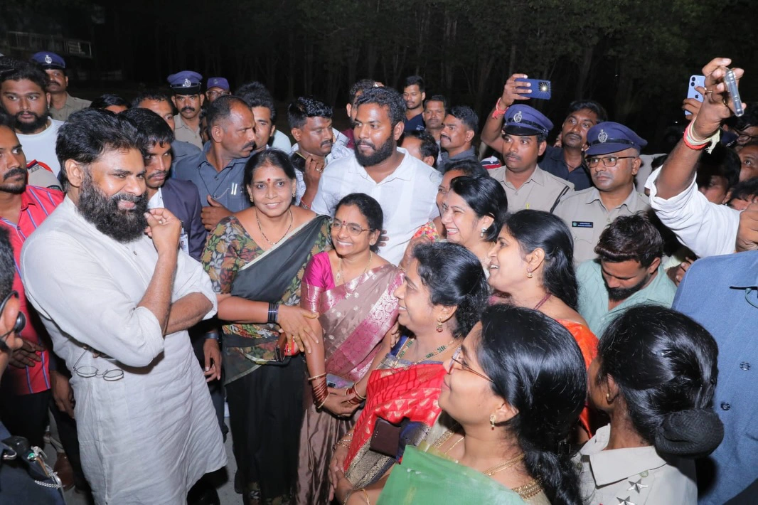 Pawan Kalyan Attends Vizag Andhra University Cultural Fest