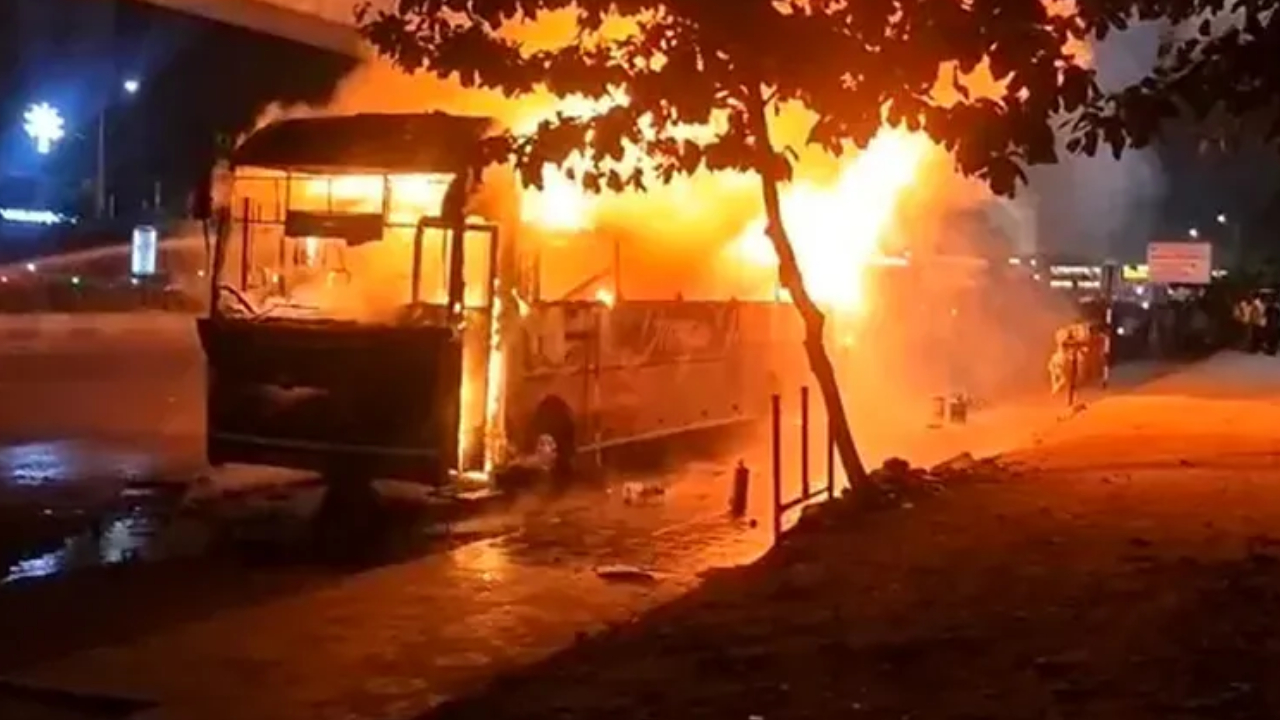 Kukatpally Private Travels bus : కూకట్‌పల్లిలో ఘోర ప్రమాదం.. ప్రైవేట్ ట్రావెల్స్ బస్సులో మంటలు.. బయటకు పరుగులు తీసిన ప్రయాణికులు