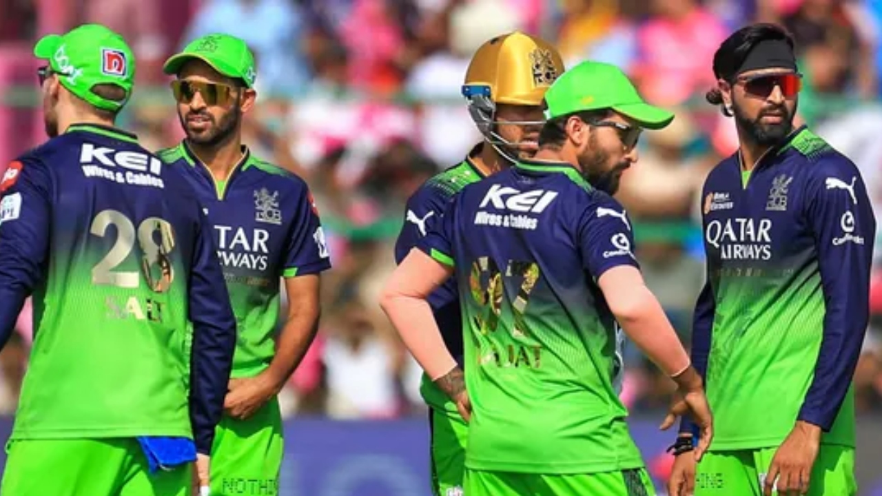 RCB vs DC : గ్రీన్ క‌ల‌ర్ జెర్సీతో బ‌రిలోకి దిగిన బెంగ‌ళూరు.. ఎందుకో తెలుసా?