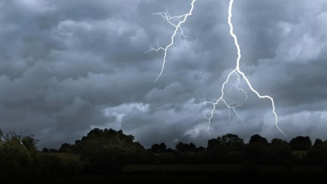 Rain Alert : రెయిన్ అలర్ట్.. రెండ్రోజులు ఈ జిల్లాల్లో పిడుగులు, ఈదురు గాలులతో కూడిన వర్షాలు.. హెచ్చరికలు జారీ చేసిన ఐఎండీ
