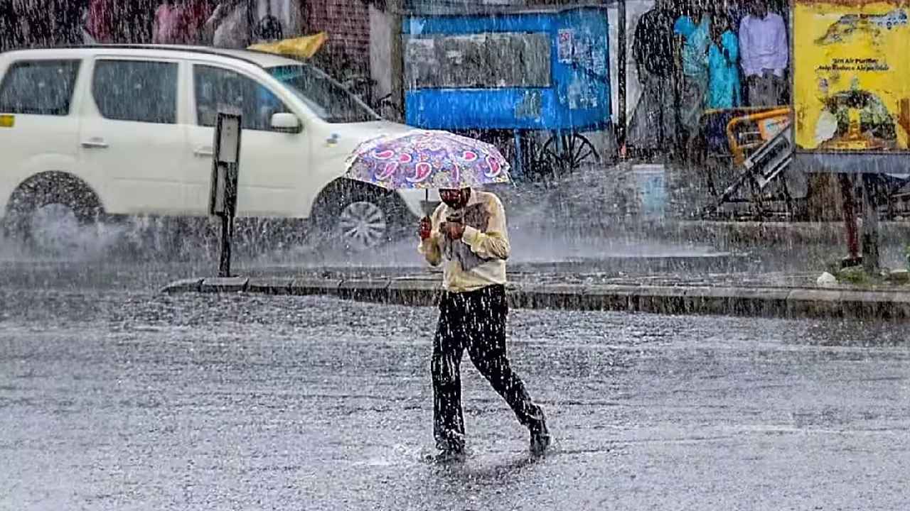 Bengaluru Rain: నేలకూలిన చెట్లు, వాహనాలు ధ్వంసం.. బెంగళూరులో వర్ష బీభత్సం.. రేపు కూడా…