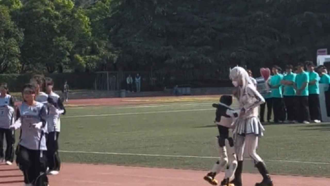 Humanoid Robot Hugs: వామ్మో.. అమ్మాయిని కౌగిలించుకున్న హ్యూమనాయిడ్ రోబో.. ఆందోళనకు గురి చేస్తున్న మర మనిషి ప్రవర్తన