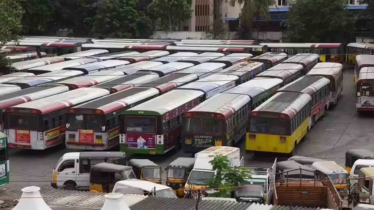Telangana RTC Strike: సమ్మె విరమించకపోతే కఠిన చర్యలు.. ఆర్టీసీ సిబ్బందికి యాజమాన్యం హెచ్చరిక