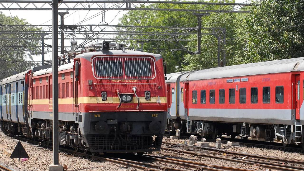 South Central Railway : రైల్వే ప్రయాణికులకు దక్షిణ మధ్య రైల్వే శుభవార్త.. ఆ ప్రాంతాల మీదుగా వీక్లీ ఎక్స్‌ప్రెస్, ప్రత్యేక రైళ్లు.. ఫుల్ డీటెయిల్స్ ఇవే..