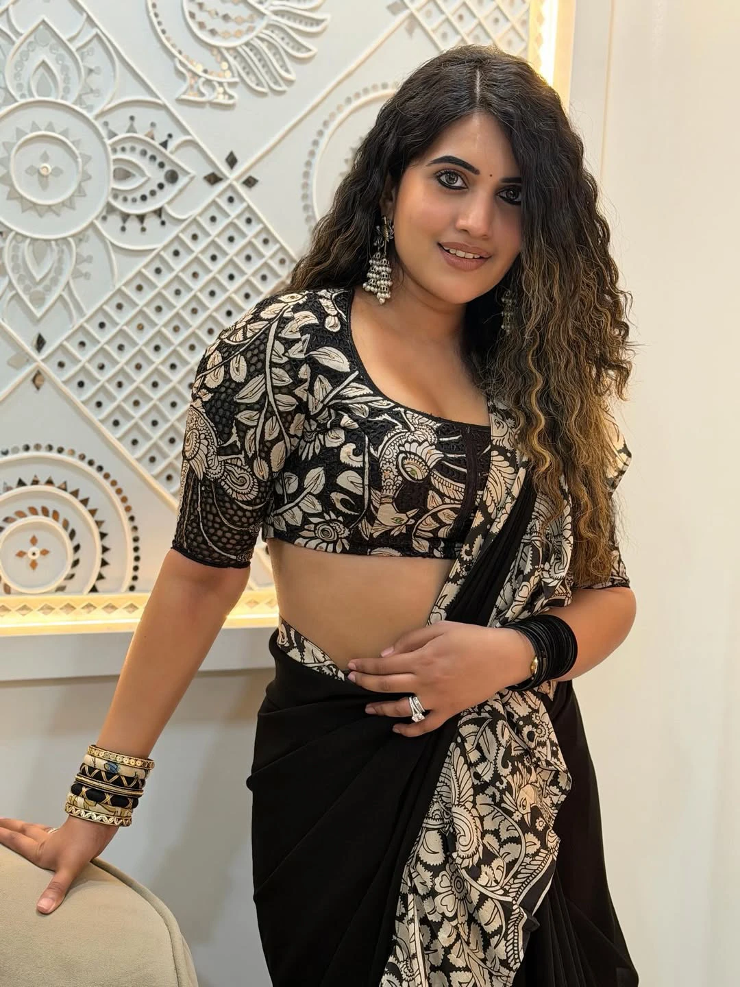 Sravanthi Chokarapu Stunning Looks in Black Saree