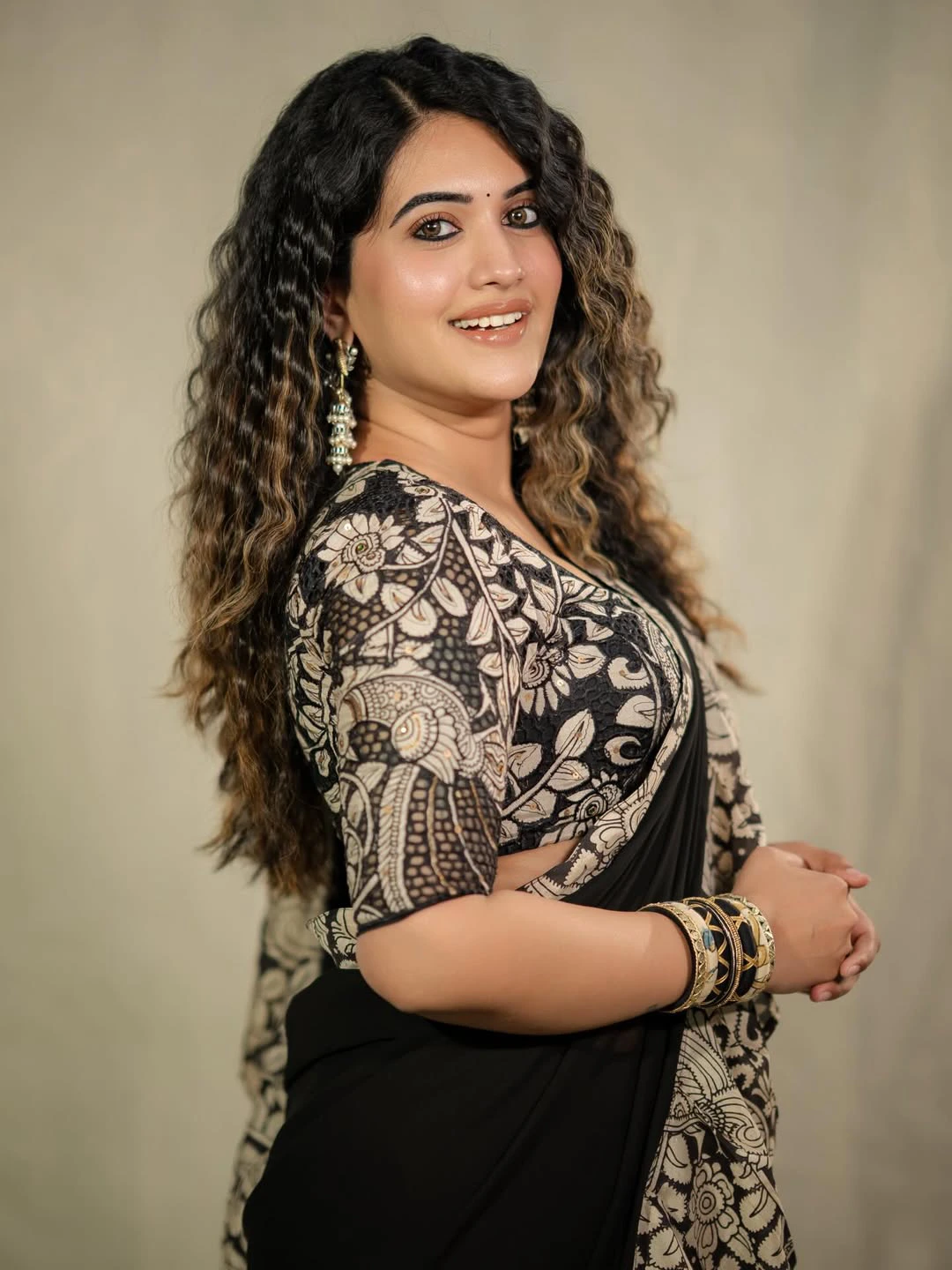 Sravanthi Chokarapu Stunning Looks in Black Saree