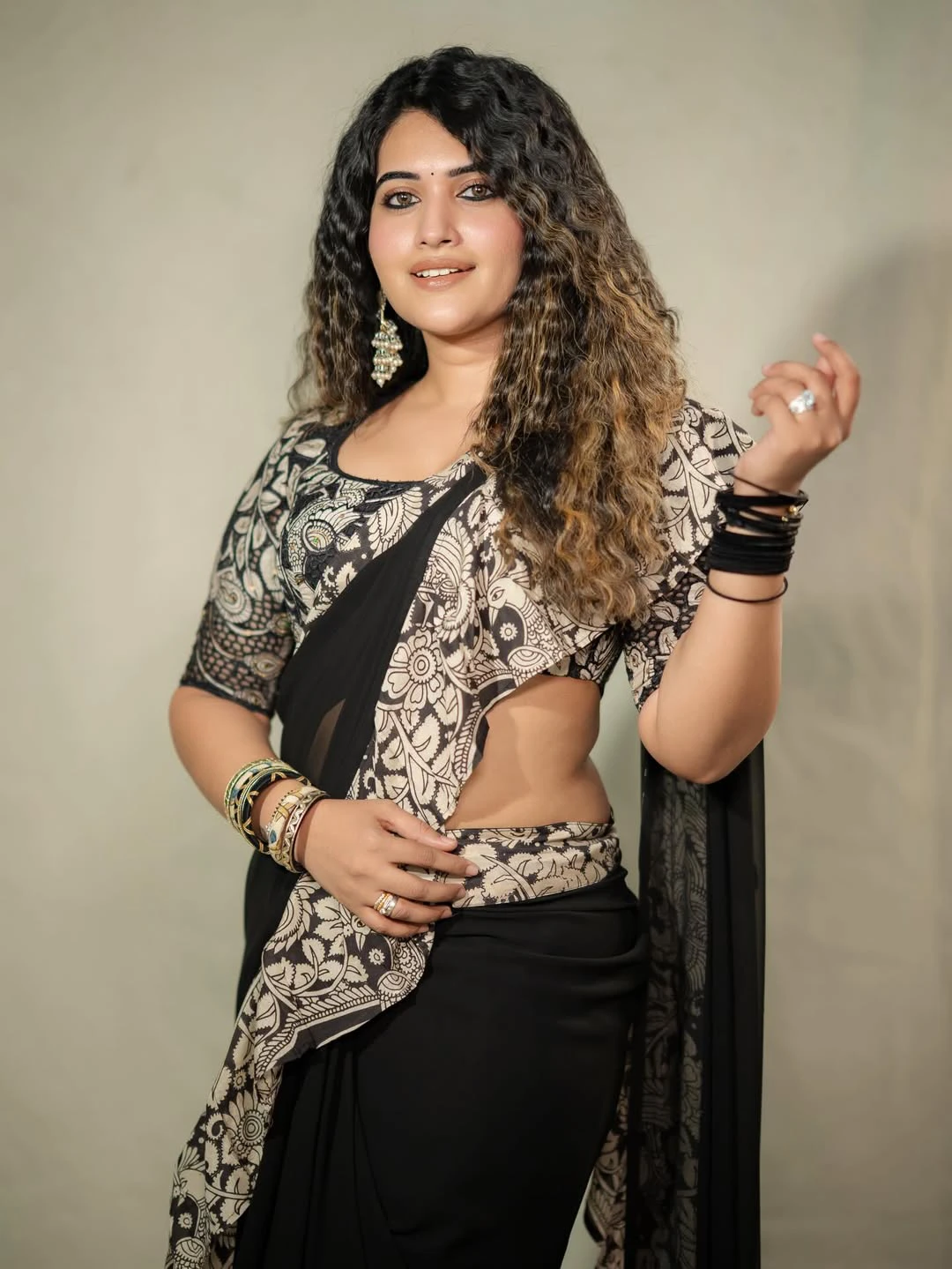 Sravanthi Chokarapu Stunning Looks in Black Saree