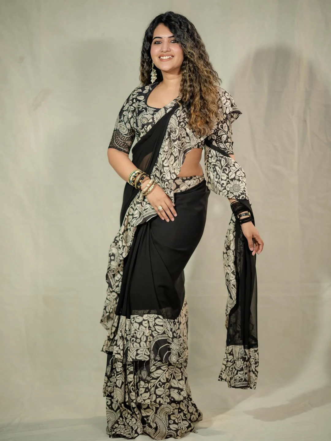 Sravanthi Chokarapu Stunning Looks in Black Saree