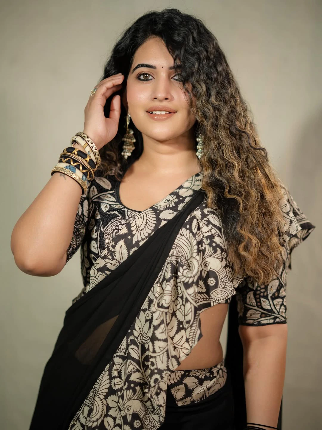 Sravanthi Chokarapu Stunning Looks in Black Saree