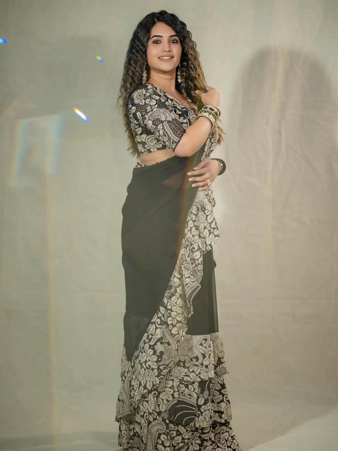 Sravanthi Chokarapu Stunning Looks in Black Saree
