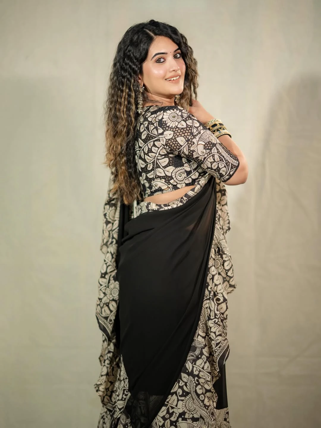 Sravanthi Chokarapu Stunning Looks in Black Saree