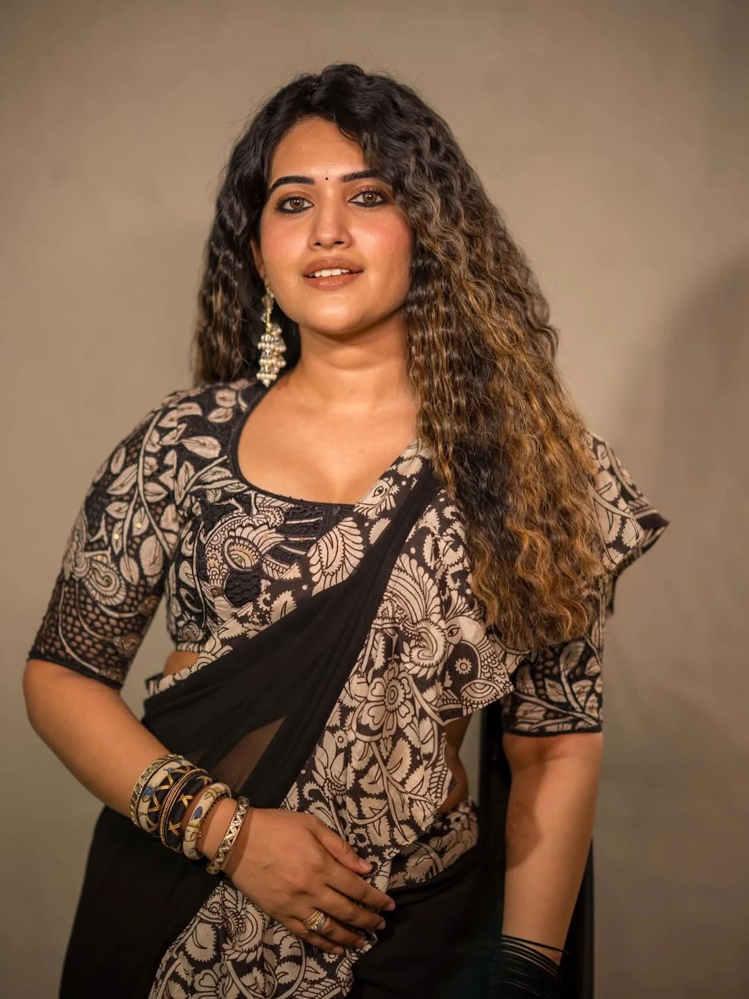 Sravanthi Chokarapu Stunning Looks in Black Saree