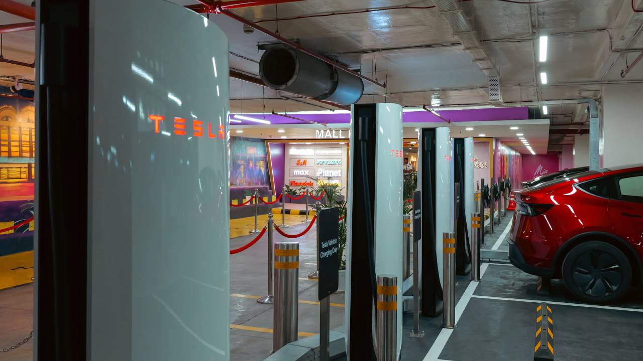 Tesla Mall Charging Station : టెస్లా కొత్త ఇన్-మాల్ ఛార్జింగ్ స్టేషన్ ఇదిగో.. జస్ట్ 15 నిమిషాల్లో ఈవీ కార్లు ఛార్జ్ చేస్తుంది.. ముంబైలో ఎక్కడంటే?