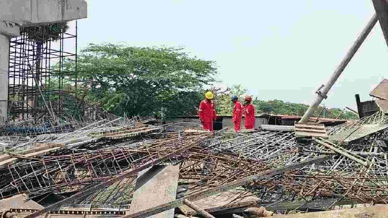 Visakha Railway Bridge Collapse: విశాఖలో ఘోరం.. ఒక్కసారిగా కుప్పకూలిన రైల్వే బ్రిడ్జి.. ఏడుగురికి తీవ్ర గాయాలు