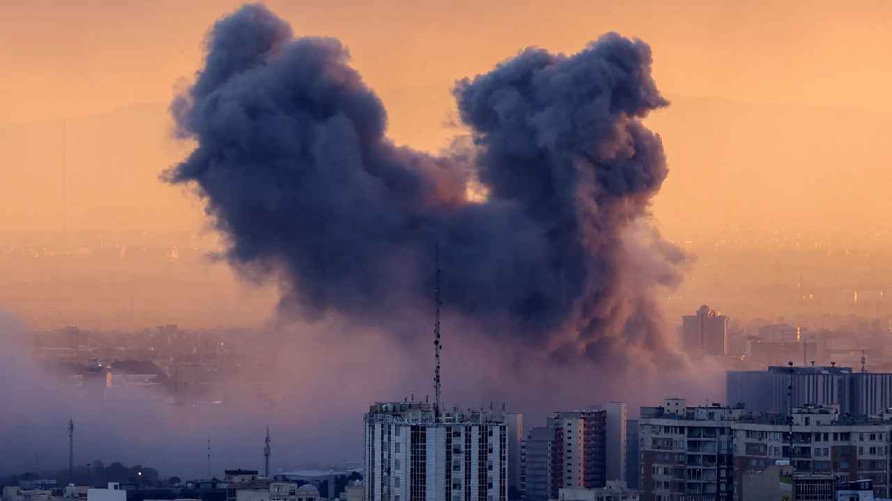 Iran War: డెడ్‌లైన్‌కు ముందే ఇరాన్‌పై అమెరికా దాడులు..