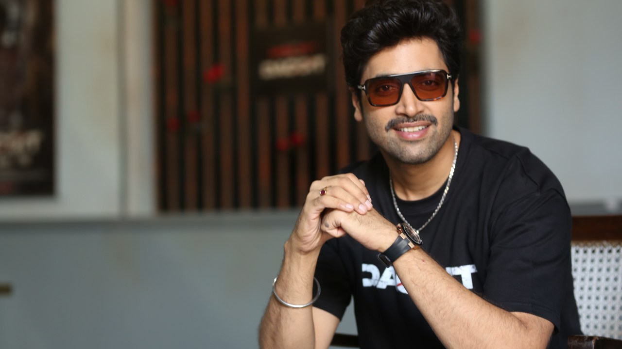 Adivi Sesh : వాళ్లకు ఇచ్చిన మాట కోసం.. బాలీవుడ్ సినిమాలు వదిలేసుకుంటున్న అడివి శేష్..