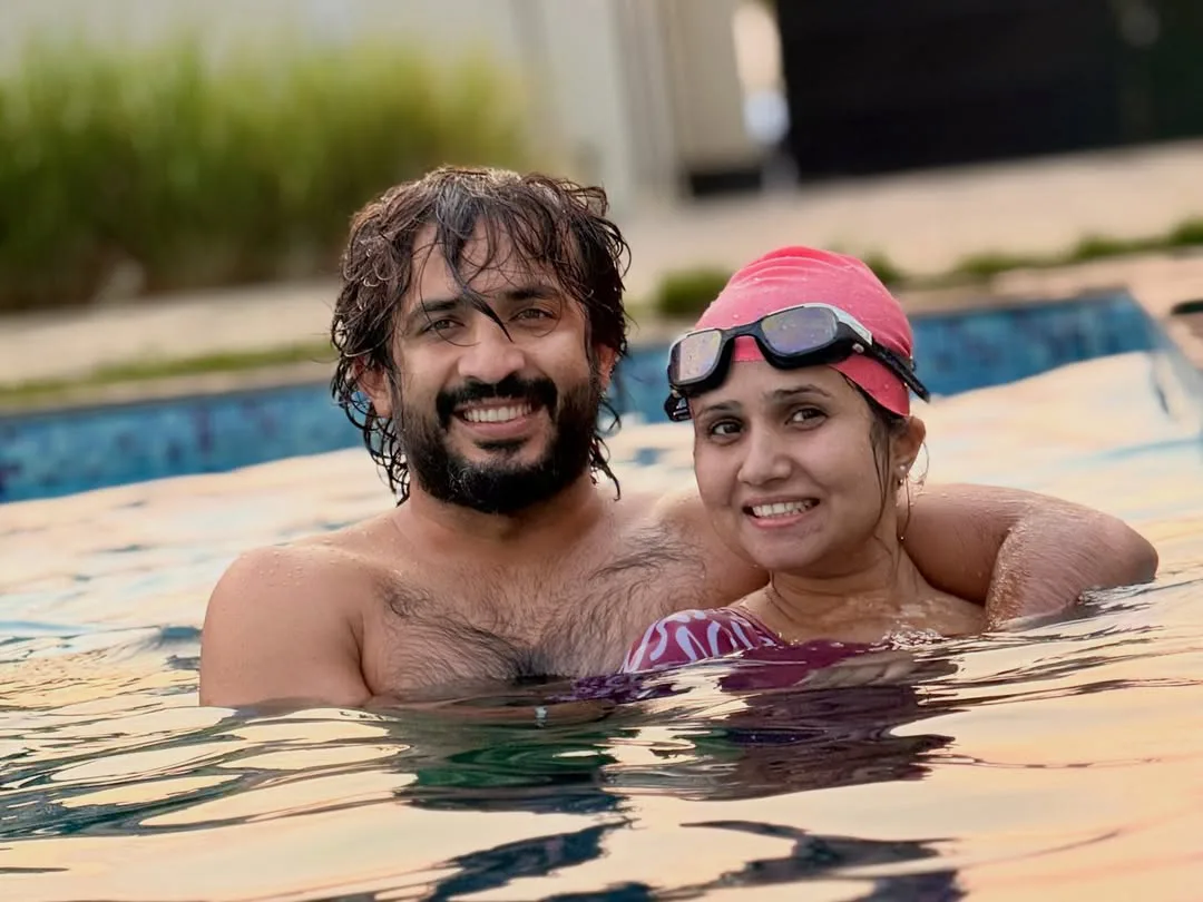 anchor ravi family enjoying in swimming pool