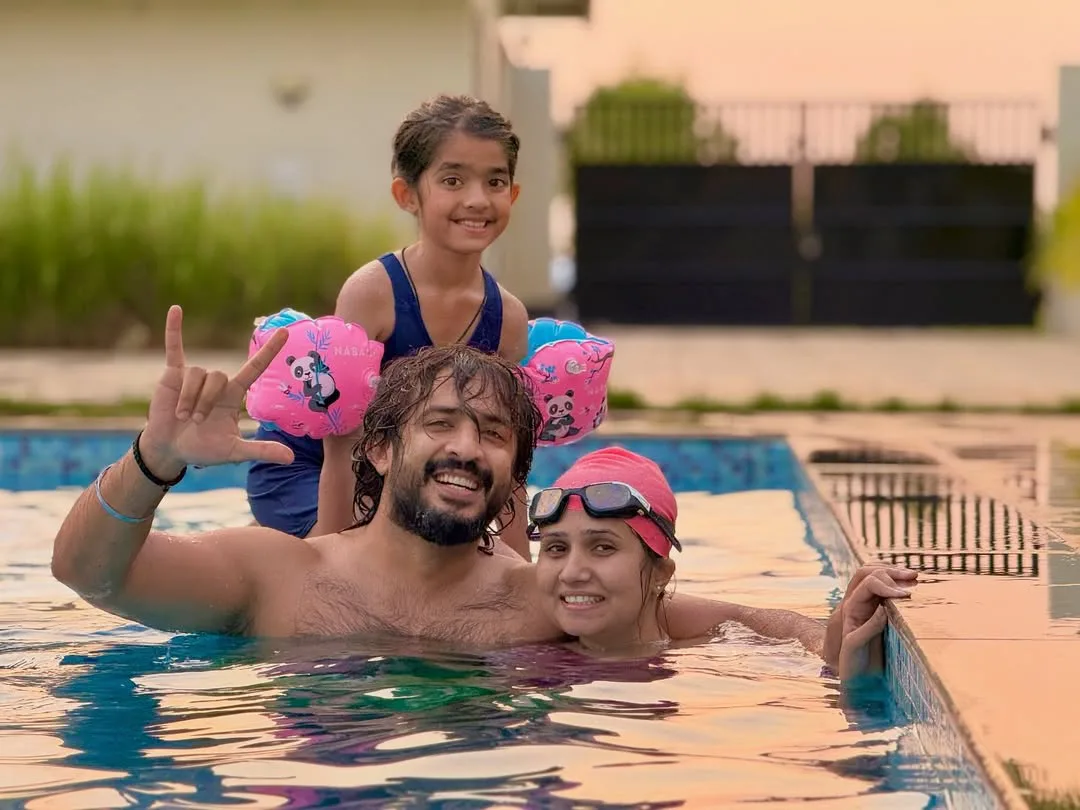 anchor ravi family enjoying in swimming pool
