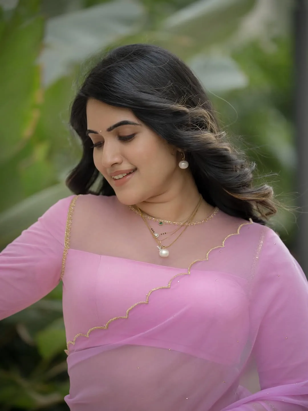 anchor sravanthi chokkarapu latest photos in pink saree