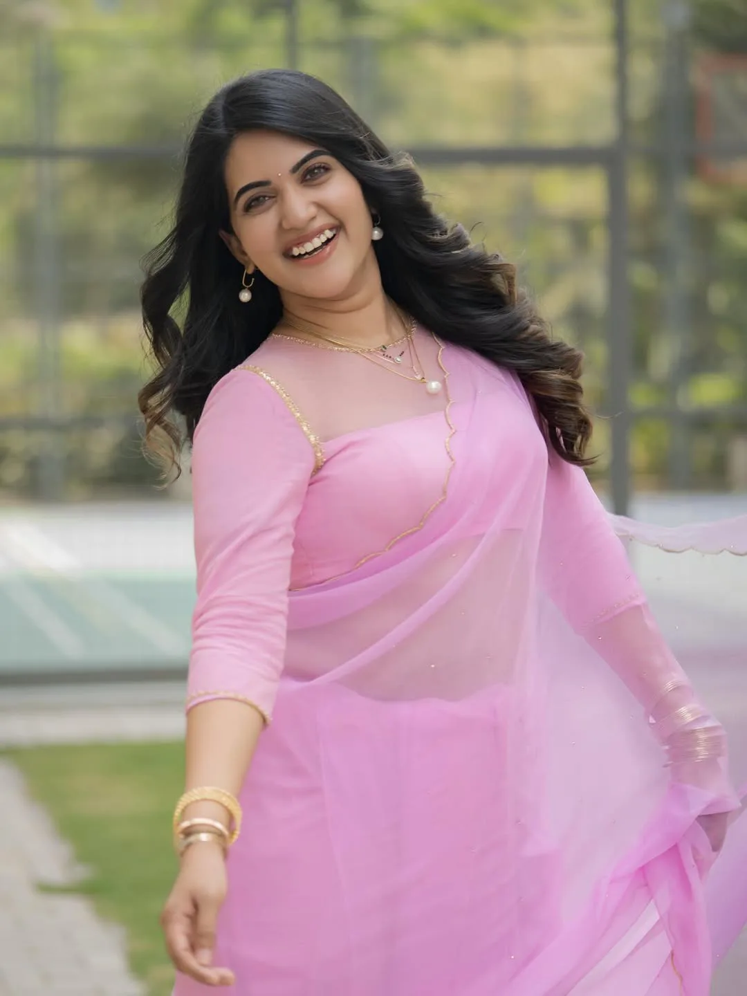 anchor sravanthi chokkarapu latest photos in pink saree