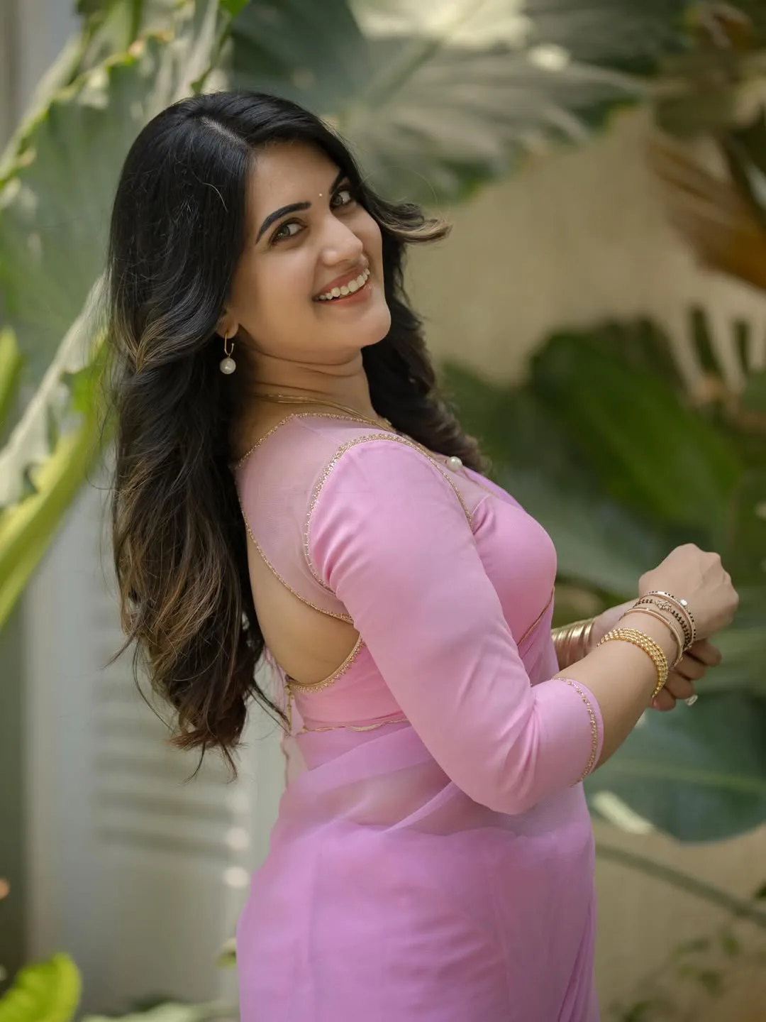 anchor sravanthi chokkarapu latest photos in pink saree