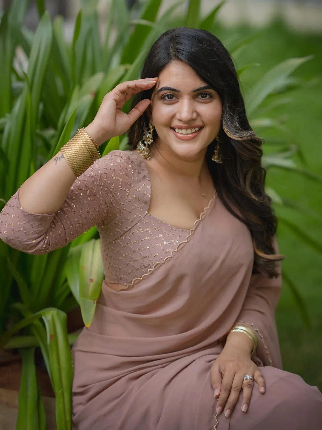 anchor sravanthi chokkarapu stunning looks in saree