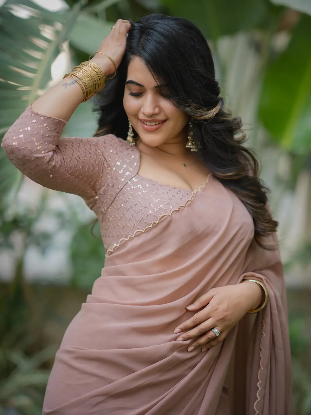 anchor sravanthi chokkarapu stunning looks in saree