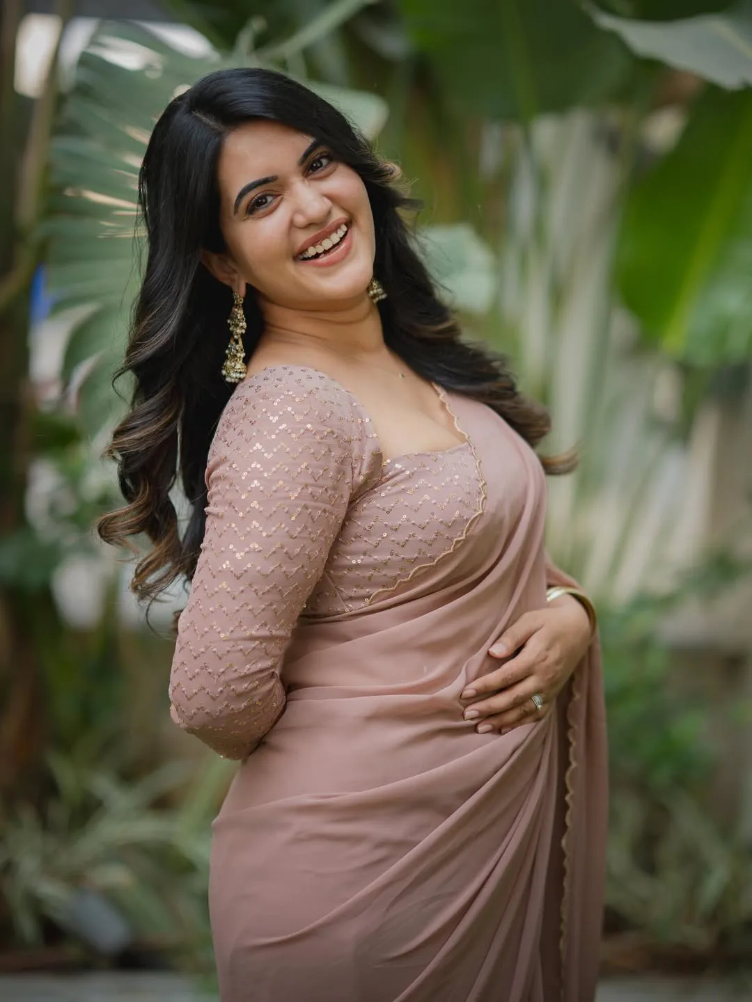 anchor sravanthi chokkarapu stunning looks in saree