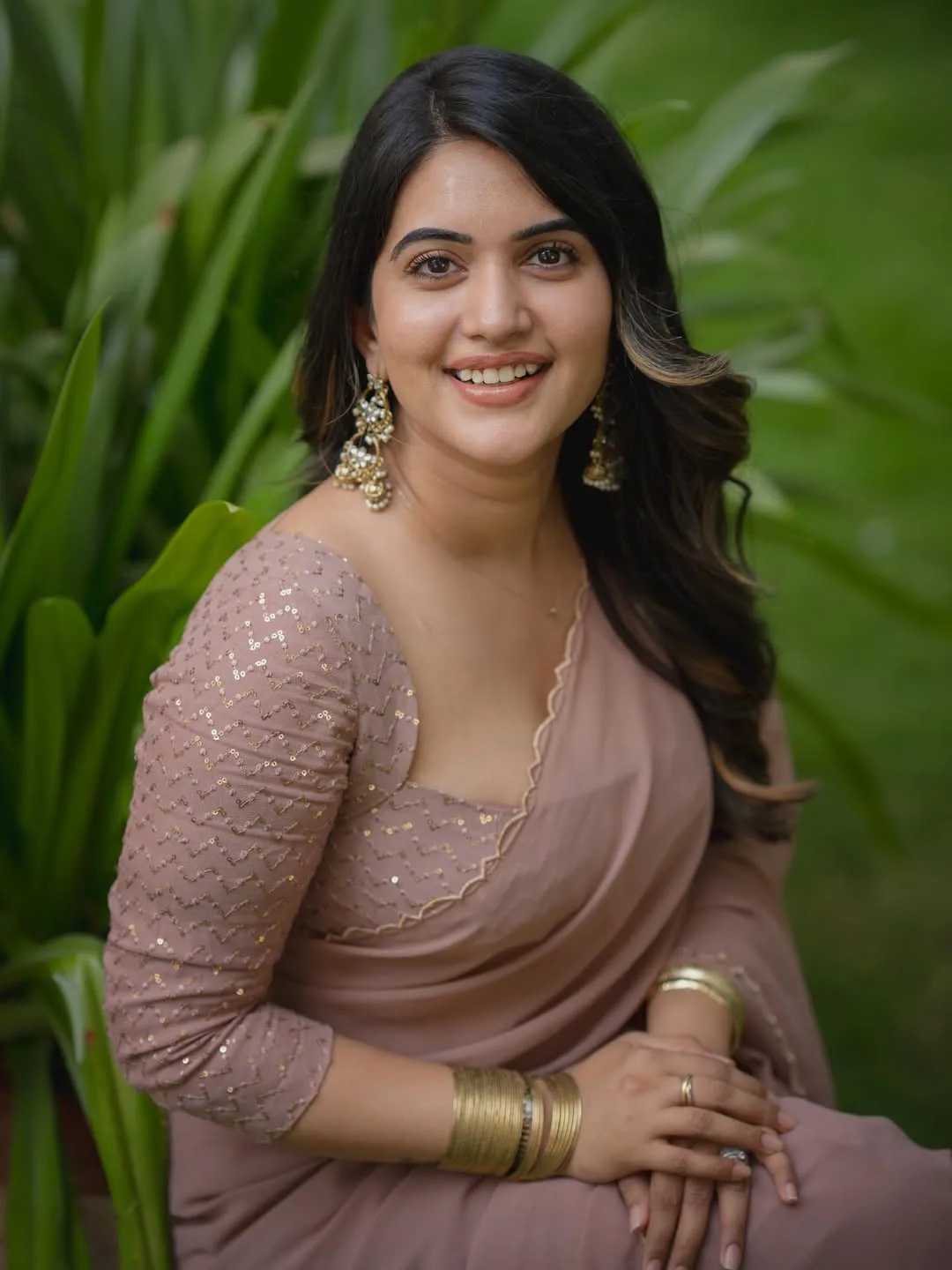 anchor sravanthi chokkarapu stunning looks in saree