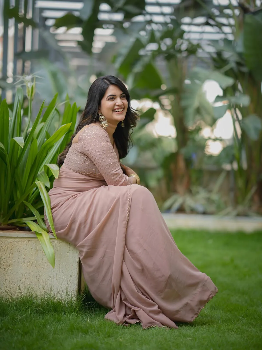 anchor sravanthi chokkarapu stunning looks in saree