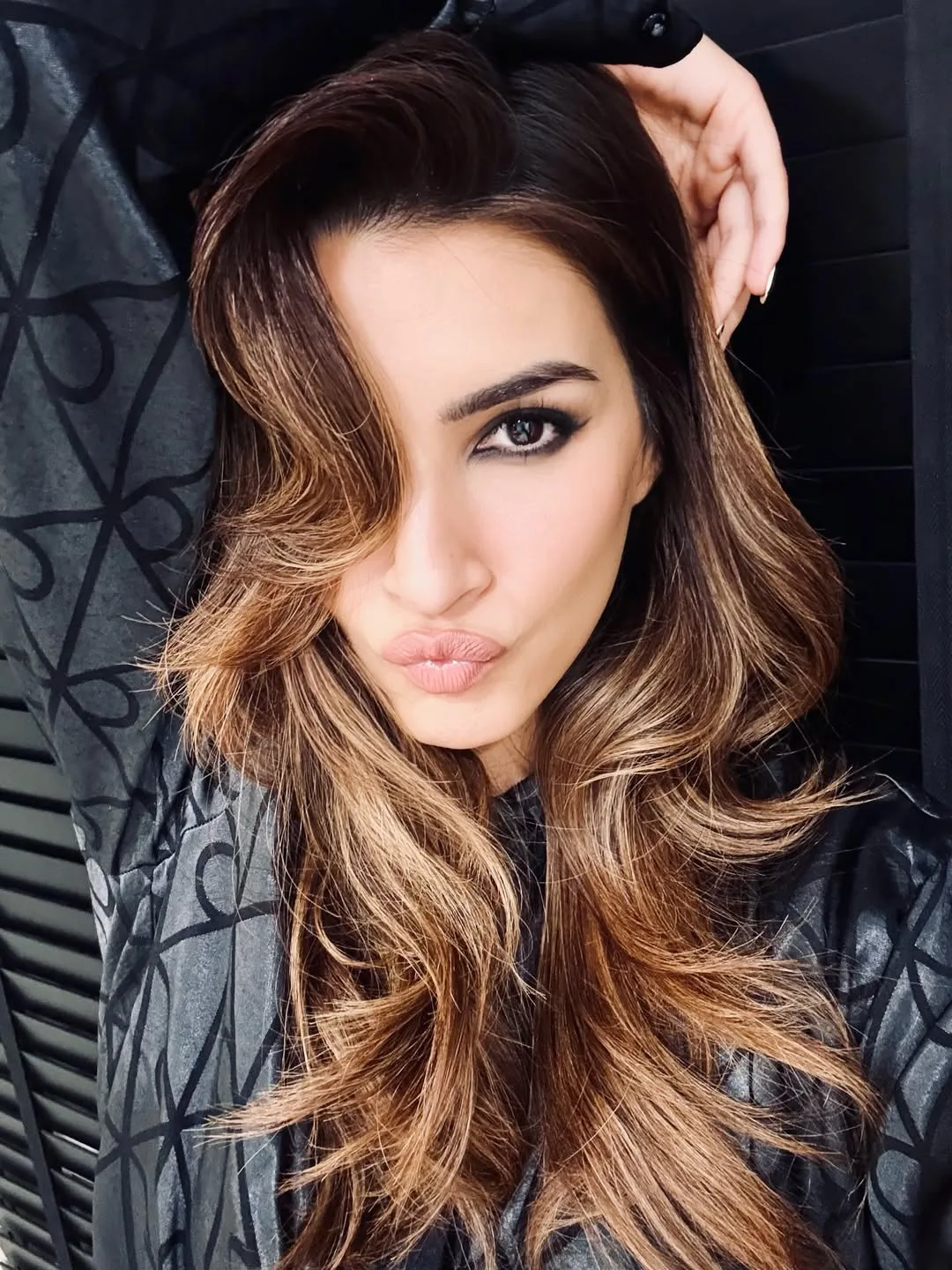 bollywood heroine kriti sanon latest photoshoot