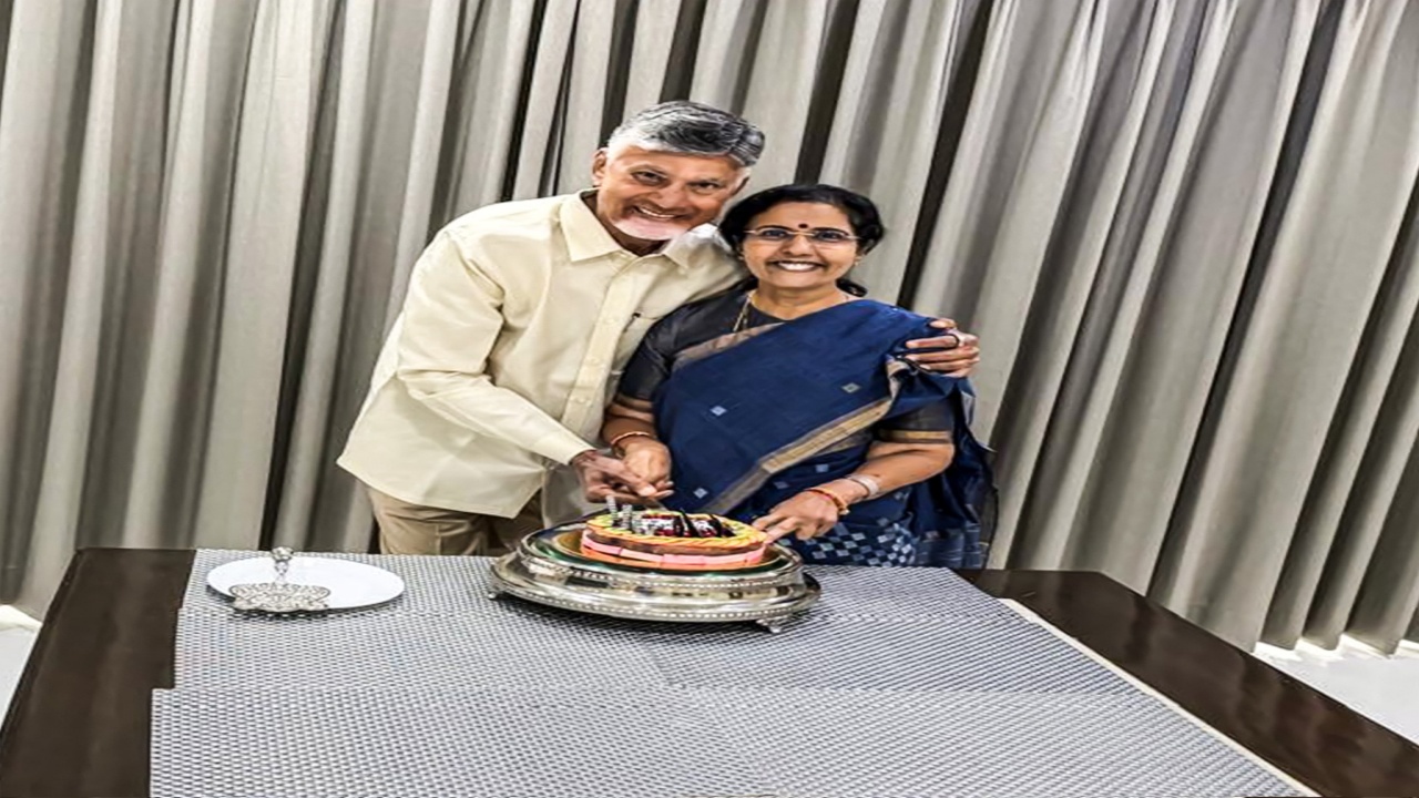 Chandrababu Naidu Birthday : పుట్టిన రోజు వేళ అద్భుతమై పోస్ట్ చేసిన సీఎం చంద్రబాబు.. ఆమె ఆప్యాయత, సహకారం వల్లే