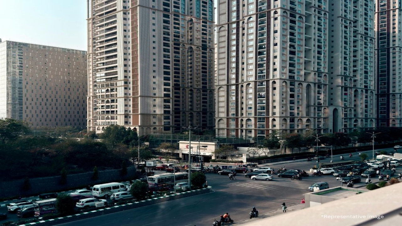 Hyd Gated Communities Maintenance : బాబోయ్ హైదరాబాద్ లో బతకలేం.. మీ ఇంట్లో మీరు ఉన్నా పన్ను కట్టాల్సిందే..!