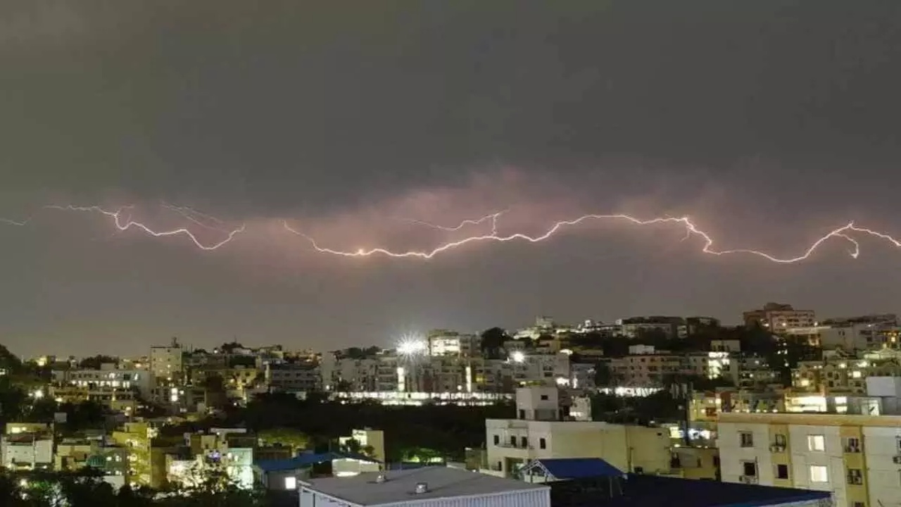 Hyderabad Weather : ఒక్కసారిగా మారిన వాతావరణం.. ఈ జిల్లాల ప్రజలకు అలర్ట్.. వడగళ్ల వాన, పిడుగులు పడేందుకు అవకాశం..
