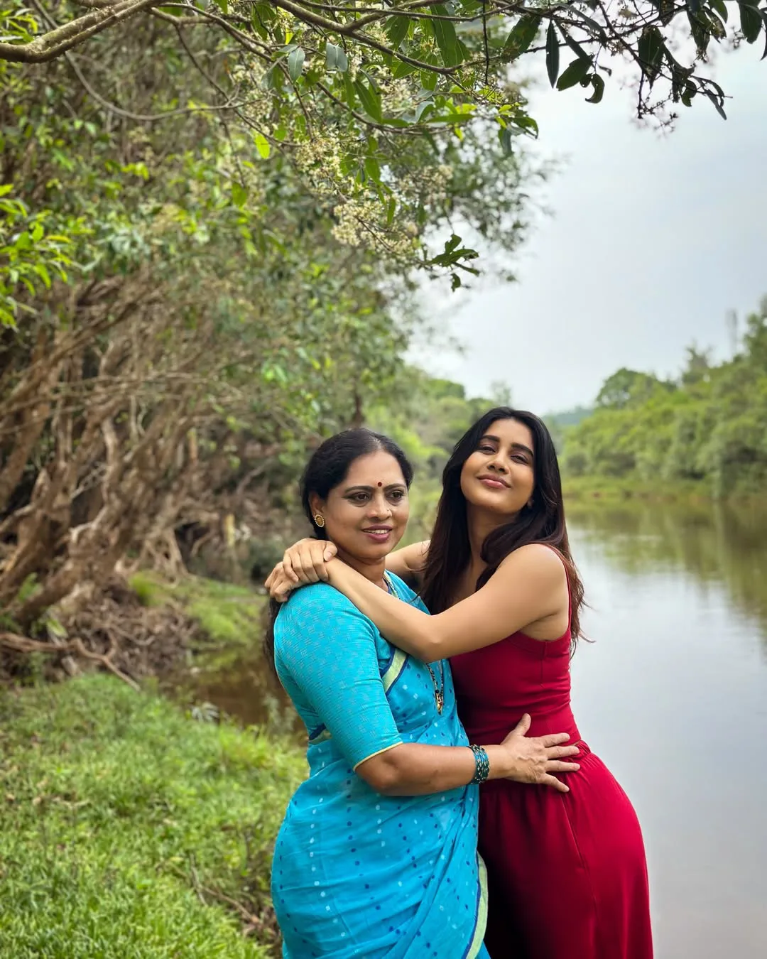 iSmart beauty Nabha Natesh visited her native place Sringeri with parents