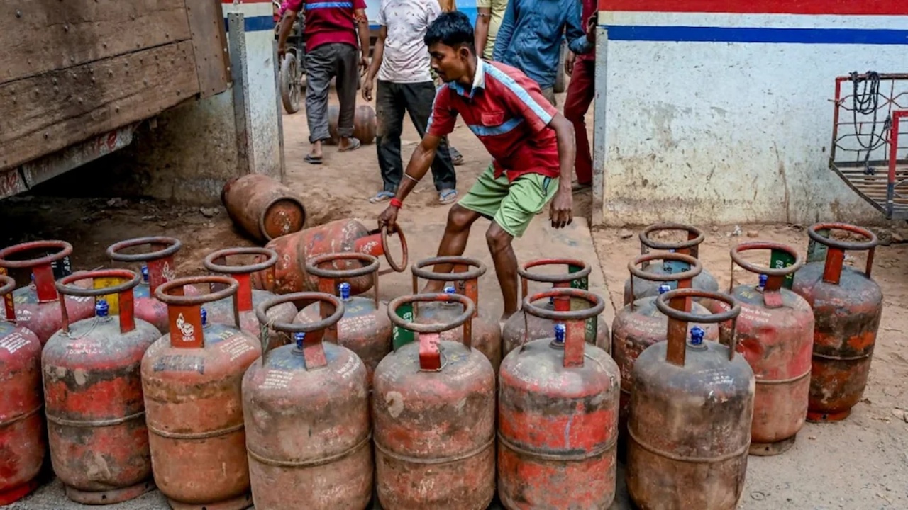 LPG Prices Hiked : సామాన్యులకి షాకిచ్చిన ఆయిల్ కంపెనీలు.. భారీగా పెరిగిన గ్యాస్ సిలిండర్ ధర..