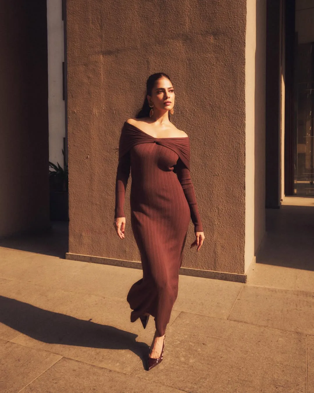 malavika mohanan stunning looks in long skirt