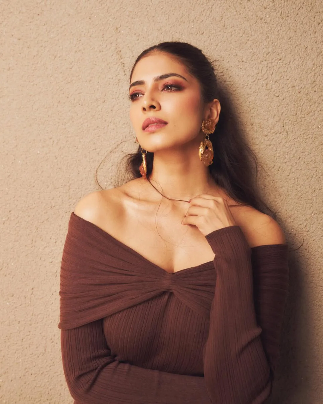 malavika mohanan stunning looks in long skirt