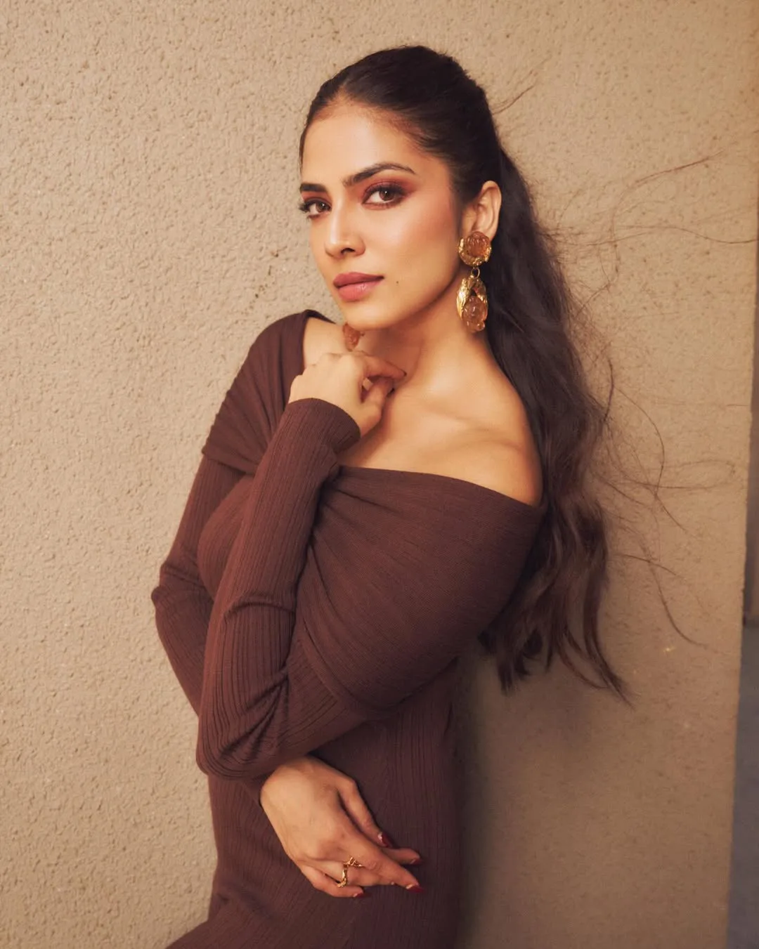 malavika mohanan stunning looks in long skirt