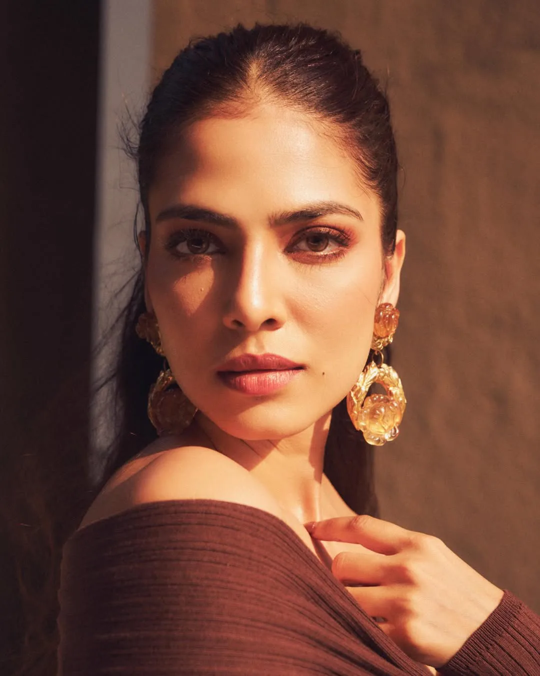 malavika mohanan stunning looks in long skirt